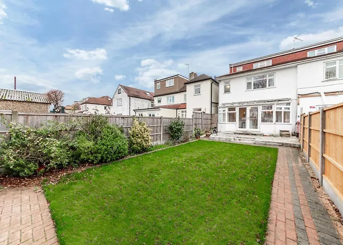 Top Accommodations Close to Redbridge Tube Station